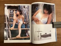 BB-7562■送料込■PeekaBoo! 佐藤寛子 写真集 初版 グラビア アイドル 水着 女性 美人 本 写真 古本 若杉ケンジ 撮影 印刷物 2002年/くOKら_画像4