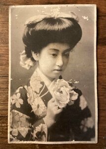 JJ-1922 ■送料込■ 女性 着物 和装 髪飾り 花柄 花 美人 モノクロ 人物写真 絵葉書 古写真 印刷物/くFUら