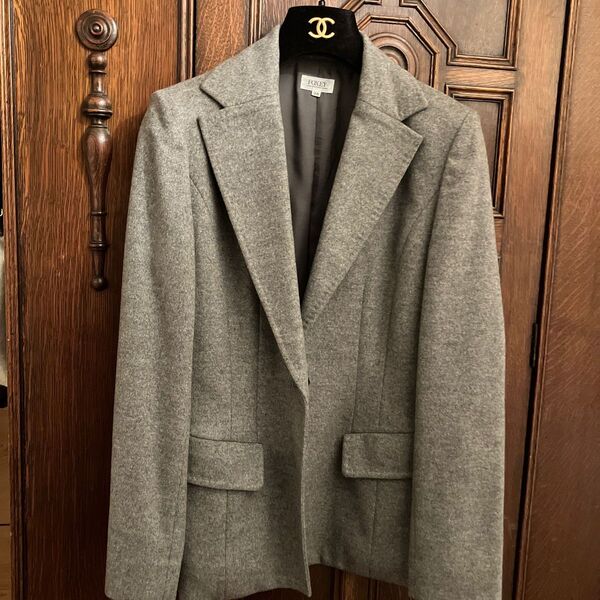 FOXEYカシミア100%グレー肩幅39着丈63胸幅45.袖丈60ポケット一対 襟ポケットにステッチあり シングルボタン一つ