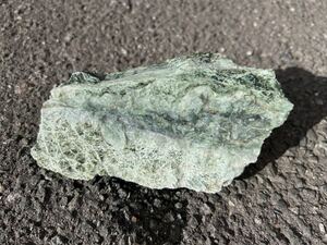 日高翡翠　激レア　国産鉱物　クロム透輝石　幻の翡翠　640g　未研磨　透過の良い淡い緑や濃い緑の輝石が層を成す美しい原石