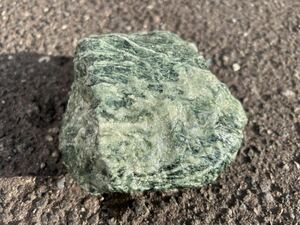 日高翡翠　激レア　国産鉱物 クロム透輝石 幻の翡翠 1.9kg 未研磨 ★淡い緑の高透過な輝石がうねる模様と、細く脈状に入る模様が美しい原石