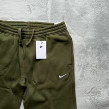 格安送料 Mサイズ 新品 NIKE ナイキ スウェットパンツ カーキ フリース クラブ ボトムス スウッシュ ジョガー ロゴ刺繍 裏起毛 916274-326_画像2