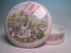 ☆ロイヤルドルトン Royal Doulton BRAMBLY HEDGE ブランブリーヘッジ THE WEDDING TRINKET BOX 蓋物 箱無