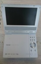 【ジャンク品】通電未確認 TOSHIBA ポータブルDVDプレーヤー SD-P71S / バッテリーパック SD-PBP71J 東芝 DVDプレーヤー_画像1