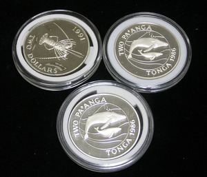 クラウンサイズの銀貨3枚、2x トンガ 2パンガ銀貨 1986 プルーフ/クジラ、バーミューダ2$銀貨 1991 プルー/フイセエビ、3枚