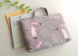 ハンドメイド 　ミニバッグみたいなポーチ　 windy walk/ワンちゃんとお散歩〈23×15×4〉※北欧ブランド*Tildaの生地を使用