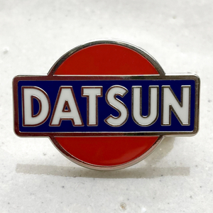 ダットサン　DATSUN　昔のロゴ　マーク◆ピンバッジ　ピンズ　バッチ　ブローチ◆日産　ダット自動車　レトロ