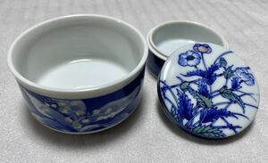 Art hand Auction vajilla seto, cerámica, cerámica, azul y blanco, Flores azules, diseño de flores y hojas, con tapa, pintado a mano, plato pequeño, utensilios para la ceremonia del té, vajilla japonesa, patrón floral, condimentos, extraño, recopilación, antiguo, seto, Cerámica Japonesa, seto, otros