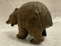 小さな 木彫りの熊 ガラス目 全長約8.5センチ 体重約43グラム ■ ミニ 小さい 木彫り くま 子熊 小熊 ■ 置物 お土産 人形 ■ 松525_画像3