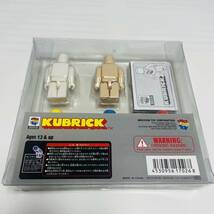 Q3-01）未開封　保管品【TOY】キューブリック BASIC KUBRICK メディコムトイ MEDICOMTOY 5体（白黄青赤ベージュ）_画像4