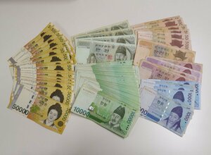 ●8392　韓国ウォン紙幣　1,837,000Won分　5万×16、1万×99、5千×7、千×12、おまとめ　〒3