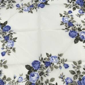 【未使用品】MARIO VALENTINO マリオヴァレンチノ ハンカチ バンダナ 花柄 バラ ブルー×ホワイト 綿 コットン100％ W45 H45の画像3