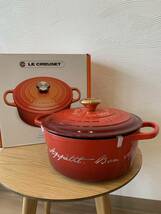 *1520 新品未使用 LE CREUSET ル・クルーゼ ココット・ロンド 鍋 赤 シグニチャー Bon Appetit ボナペティ・パターン 鋳物ホーロー 24cm_画像1