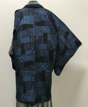 [コート]羽織 美品 正絹 紬地 黒 青 幾何学模様 袷 リサイクル着物 kimono japan_画像4