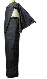 正絹 本場大島紬 横双絣 / 藍 / 身丈164cm / しつけ糸あり未使用品 / 広衿 / 同梱可 / 着物のみの販売です