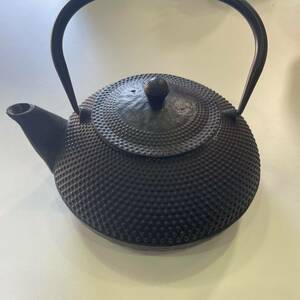 西542 保管品 鉄瓶 あられ 南部鉄器 南部盛岡 急須 茶器 茶道具 作家 銘 在銘 金属 工芸 日本製 岩鋳 南部鉄瓶 