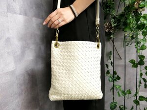 超美品●BOTTEGA VENETA ボッテガ ヴェネタ●イントレチャート●ラム レザー 本革●サコッシュ ショルダー バッグ●オフホワイト●Js41671