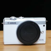 Canon EOS M200 ホワイトボディ 美品 撮影枚数233枚のみ メーカー保証残り有り_画像2