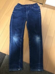 【送料無料】【名前記載あり】ユニクロ　キッズ　パンツ ジーンズ デニム サイズ130 中古　穴あり　UNIQLO