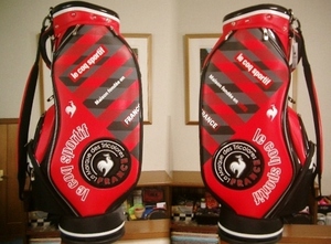 未使用　ルコック　スポルティフ　スポーティ　プリント＆ワッペン風　合皮×合繊素材　赤黒白　ゴルフバッグ