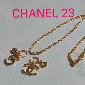 シャネルCHANEL 2023ホリデー数量限定チャーム　ノベルティ　ココマーク & No.5　ペンダントトップ　チェーン付