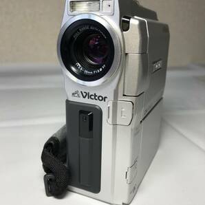 ＜中古・美品＞ GR-DVX9＋VU-X9KIT （ビクター 液晶付デジタルビデオカメラ 色：シルバー＋専用アクセサリー・キット）の画像3