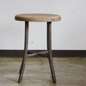 一枚板座面に鉄脚の丸椅子・スツール HK-a-03093 / 木製 アイアン 古道具 アンティーク 無垢材 シャビー ヴィンテージ イス チェアの画像2