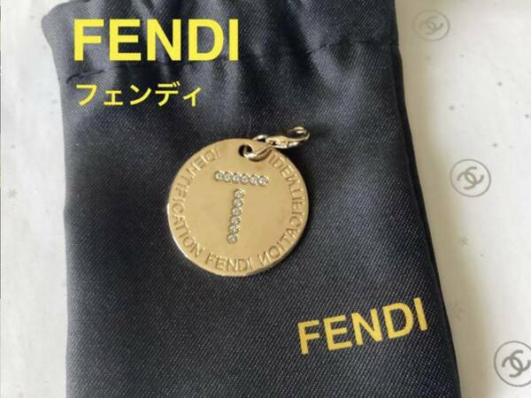 新品 FENDIフェンディ☆ペンダントトップ “T” ラインストーン付 イニシャルチャーム プレート ネックレストップ ゴールド 正規品