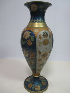 立体的絵柄の金属製花瓶