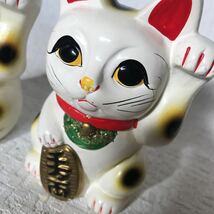 c576 60 未使用 まねき猫 4号 白 2体まとめて 左招き 縁起物 商売繁盛 高約13cm 置物 店舗 同一写真多数出品 絵付け細かい傷穴に個体差有り_画像7