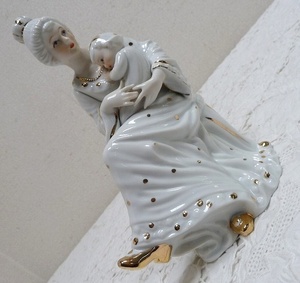 (☆BM)フィギュリン/赤ちゃんを抱いた貴婦人 高さ20㎝ 親子 母 祖母 ベイビー 陶器製 人形 置物 オブジェ 孫 