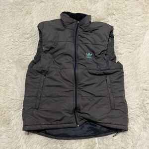 アディダスadidas ダウンベスト　サイズ2XL　オーバーサイズ　薄い総柄で全面にトレフォイルがあります　メンズ　古着