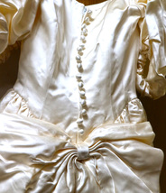 サテン　ウエディングドレス　ホワイト　シンプル　トレーン　ウエストリボン　パフスリーブ　半袖　つるつる光沢衣装_画像3