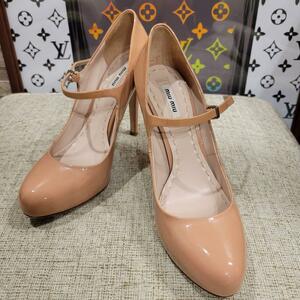 miu miu　エナメル　ベージュ　ピンク　ストラップ　ハイヒール　パンプス