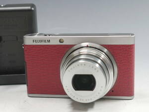 ◆FUJIFILM【XF1】プレミアムコンデジ 1200万画素 光学4倍 レッド 充電器付属 富士フイルム