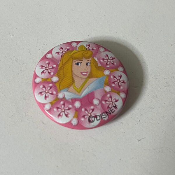 ディズニー　缶バッジ　プリンセス　ピンク　眠れる森の美女　キャラクター　グッズ　オーロラ姫　オーロラ