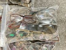 【1円〜】【約5.3kg（箱重量差引後）】眼鏡 サングラス 大量 まとめ売り 大量セット 100サイズ ジャンク 中古品 業者様 メガネ フレーム _画像5