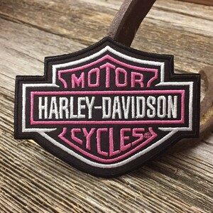 送料無料 ハーレー B＆S ロゴ 刺繍 ワッペン ◆ パッチ Harley バー アンド シールド バイク ピンク CAWP22