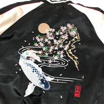 H675① 大きいサイズ 一心如鏡 いっしんにょきょう 和柄 鯉 月夜鯉 刺繍 スカジャン ジャケット ブルゾン 上着 黒系 メンズ LL_画像2