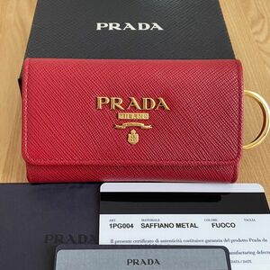 新作　新型金具　極美品　PRADA プラダ　キーリング付　キーケース　赤