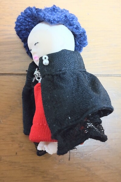 アグリーベイビーズ 7cmミニ人形つき かわいいぼうし 赤のスカートに、白のホルターネックで、ドレスアップ 黒レースのマント