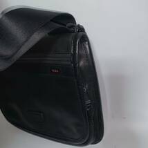 美品に近い◇◇TUMI トゥミ ショルダーバッグ 92105DH ALPHA Small Flap Body Bag アルファ スモールフラップ ナパレザー 牛革 フラップ式_画像3