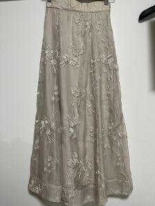 ココディール　フラワー刺繍オーガンジーフレアスカート