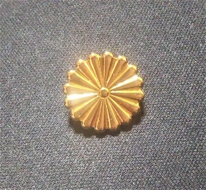 2個セット（金色）　菊紋　菊の御紋　ピンバッジ　ねじ式