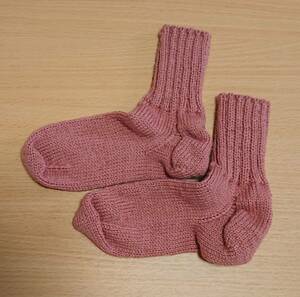 ■手編みの靴下　23センチ～23.5センチ　ウール100％　サーモンピンク色