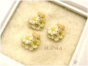 akahika*樹脂粘土花パーツ*ちびくまブーケ・マーガレットと小花・ホワイト