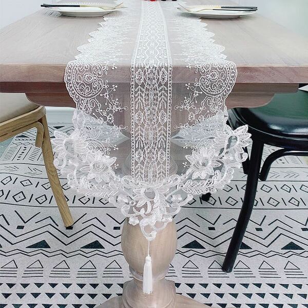 新品　テーブルランナー　30＊180 レース　刺繍　エレガント　ホワイト　白い　タッセル付き　花柄