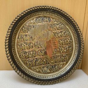 GXL9970 レア　飾り皿　直径約49.5cm 重さ約2.2kg 彫刻　真鍮　レトロ　絵皿　金属製　インド　ヴィンテージ　現状品　1109