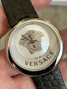 未使用　Versace ヴェルサーチ　87q メデューサ　ダイヤ　シェル　メンズ腕時計　レディース腕時計 アリゲーターベルト　クォーツ　稼働中