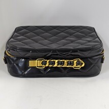 【10T48】 1円スタート CHANEL / 3300130 シャネル エナメル キルティング チェーンショルダー ハンドバッグ 2way ワンハンドル バニティ_画像8